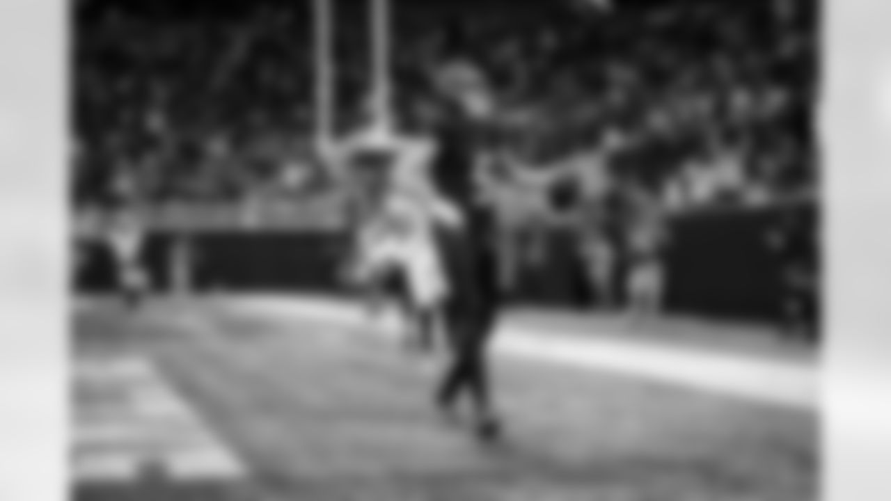 Atlanta Falcons wide receiver Drake London #5 scores a touchdown during the Week 18 Game against the New Orleans Saints at Mercedes-Benz Stadium in Atlanta, Georgia on Sunday, January 4, 2026. (Photo by Brandon Magnus/Atlanta Falcons)