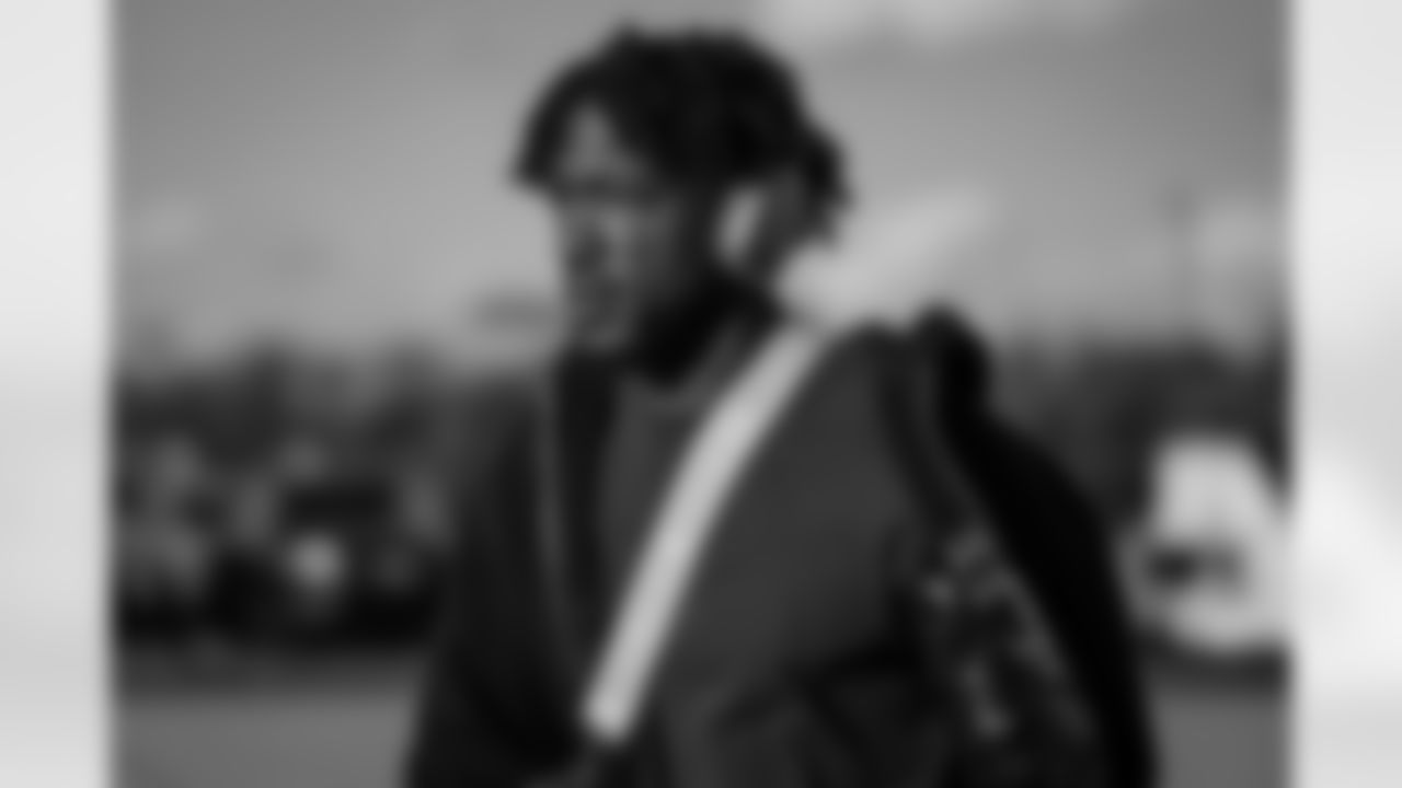 Atlanta Falcons edge rusher Leonard Floyd #56 boards the plane at Hartsfield-Jackson International Airport in Atlanta, Ga. on Saturday, November 22, 2025. (Photo by Jay Bendlin/Atlanta Falcons)