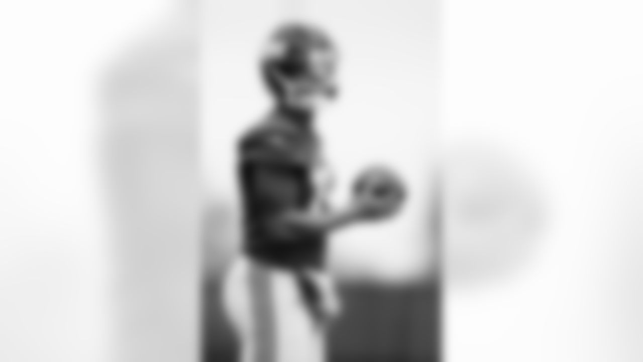 QB Jameis Winston (19)