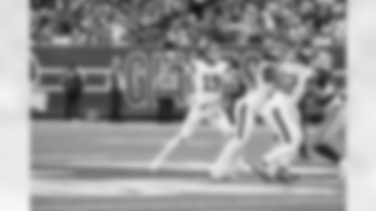 QB Jameis Winston (19)