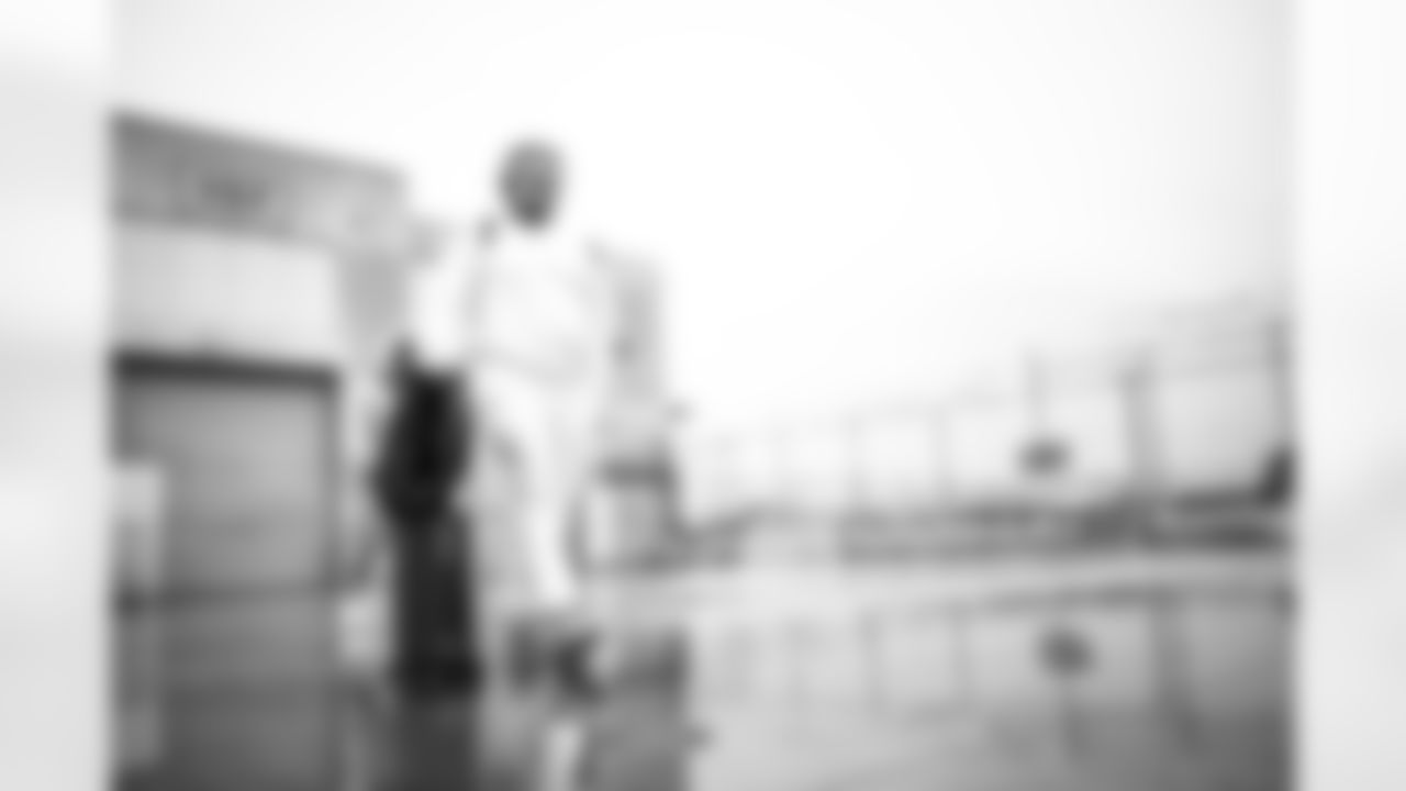 T Jermaine Eluemunor (72)