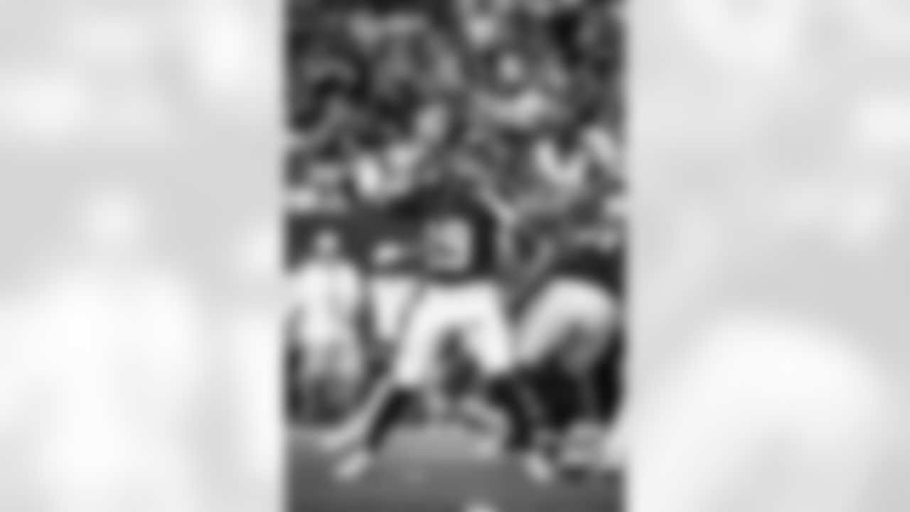 QB Jameis Winston (19)