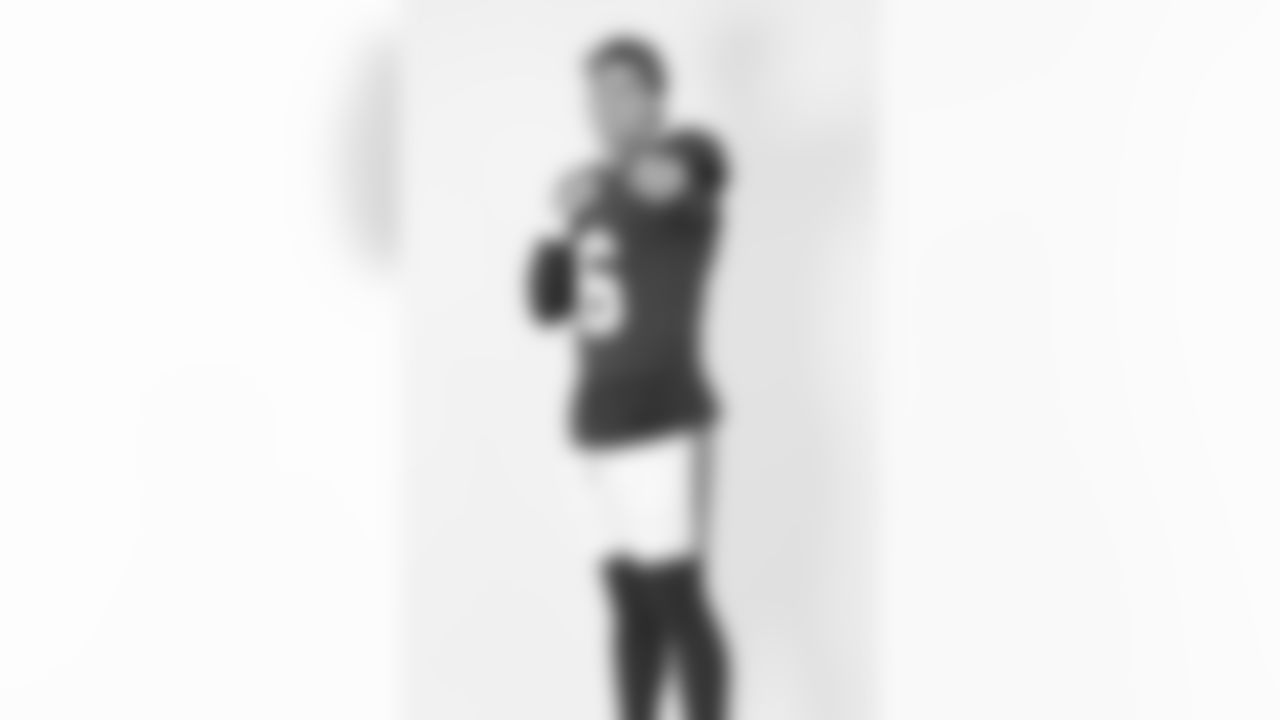 New York Giants quarterback Jaxson Dart (6) poses for a portrait during the NFLPA Rookie Premiere on Saturday, May 17, 2025 in Thousand Oaks, Calif. (Ben Liebenberg/NFL)