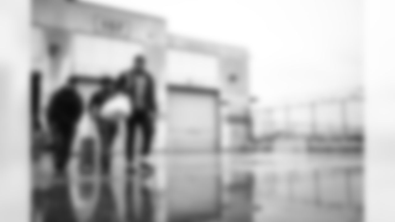 QB Jameis Winston (19)