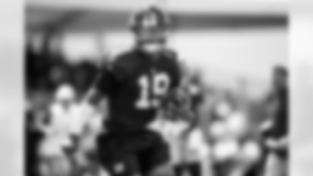 QB Jameis Winston (19)