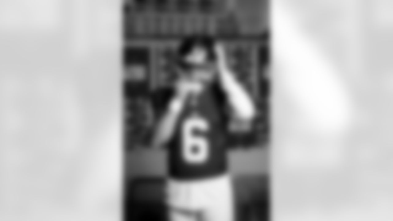 QB Jaxson Dart (6)