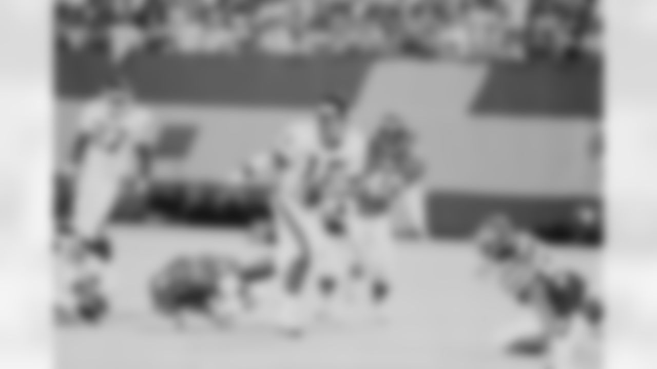 New York Giants quarterback Jeff Hostetler breaks free from New York Jets Kyle Clifton (59) during the first quarter of their exhibition game at Giants Stadium in East Rutherford, New Jersey Saturday, August 22, 1992. (AP Photo/Alex Brandon)