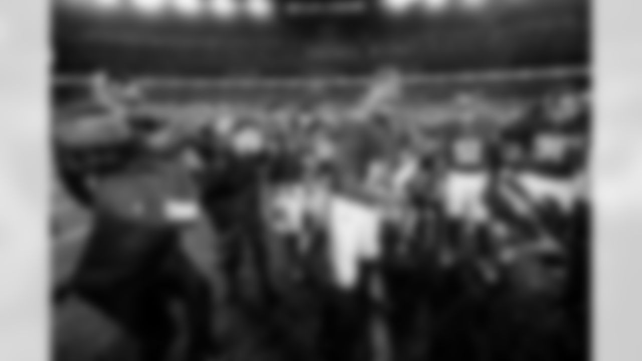 QB Jameis Winston (19)