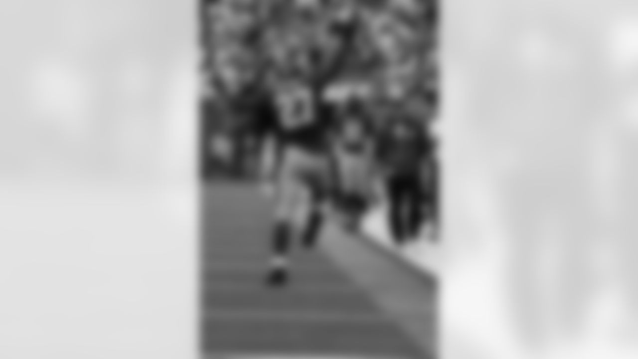 New York Giants running back Brandon Jacobs (27) celebrates as New York Giants head coach Tom Coughlin and Justin Tuck (91) look on during the fourth quarter of an NFL football game between the Detroit Lions and the New York Giants at New Meadowlands Stadium Sunday, Oct. 17, 2010, in East Rutherford, N.J. The Giants won the game 28-20. (AP Photo/Seth Wenig)