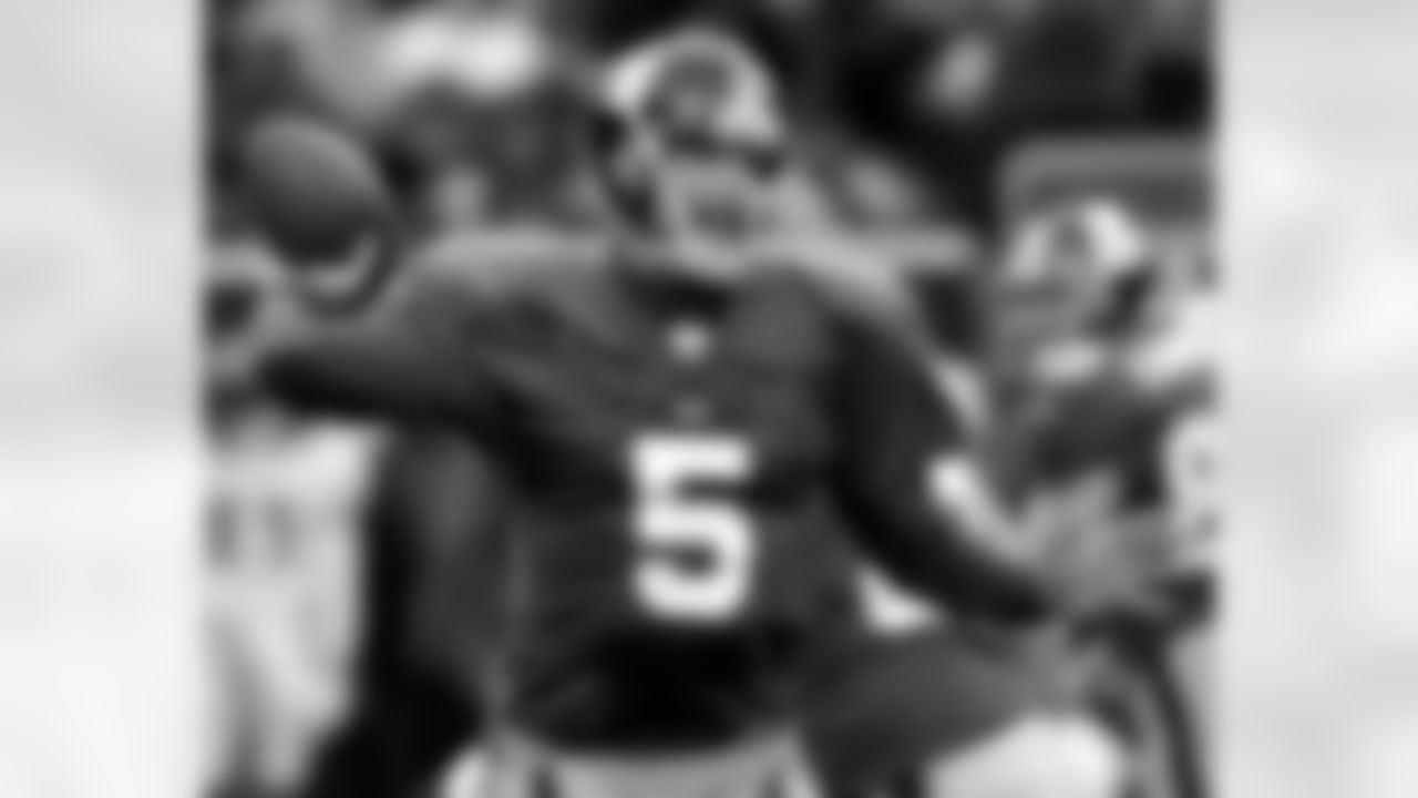 New York Giants quarterback Kerry Collins throws a pass against the Philadelphia Eagles Saturday, Dec. 28, 2002, at Giants Stadium in East Rutherford, N.J. The Giants will play at the San Francisco 49ers Sunday, Jan . 5, 2003 in a Wild Card Playoff. (AP Photo/Bill Kostroun)