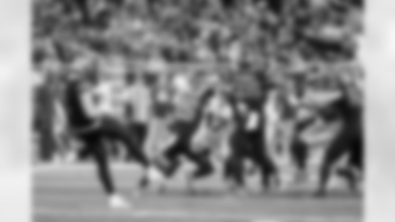 LB Neville Hewitt (47)