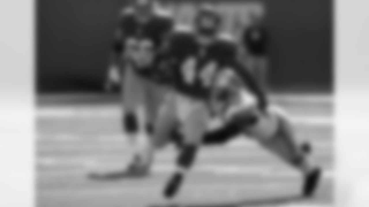 New York Giants running back Ahmad Bradshaw (44) runs past Detroit Lions linebacker Ashlee Palmer (58) during the second quarter of an NFL football game at New Meadowlands Stadium Sunday, Oct. 17, 2010, in East Rutherford, N.J. (AP Photo/Seth Wenig)