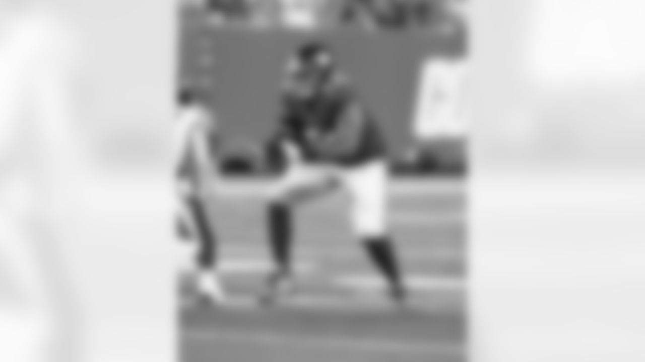 OL Aaron Stinnie (Unrestricted Free Agent)