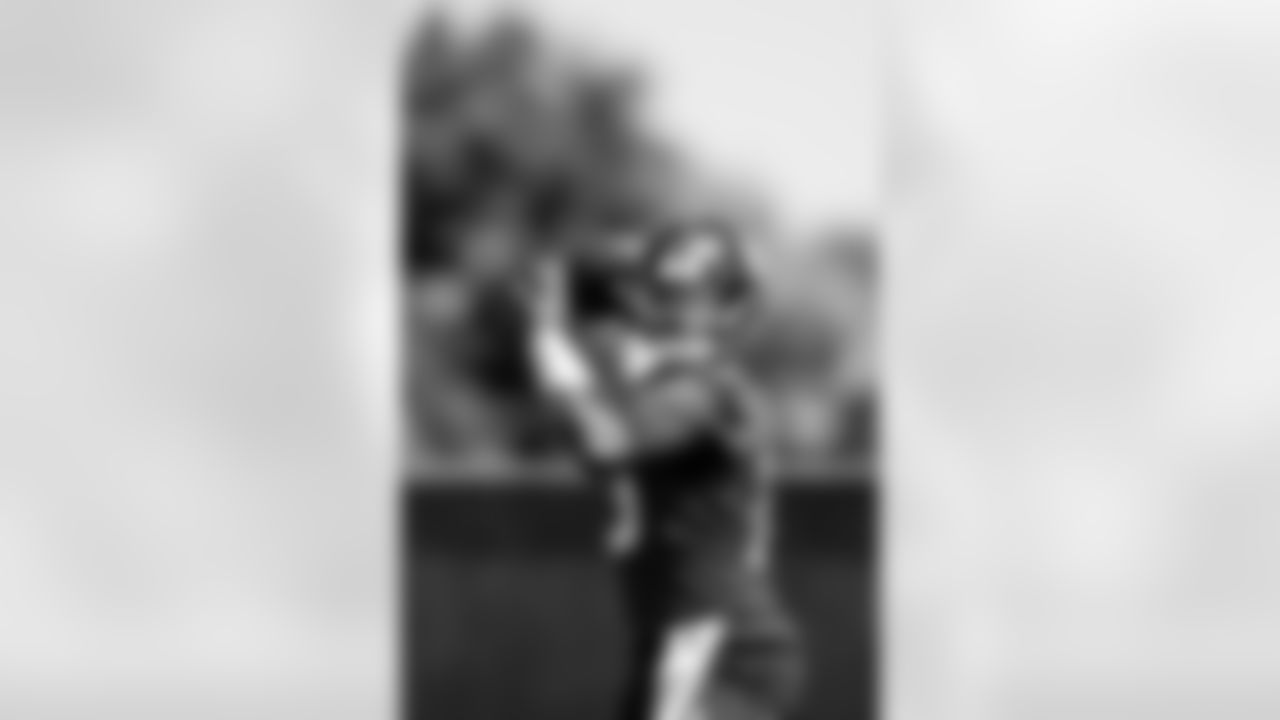 QB Jameis Winston (19)