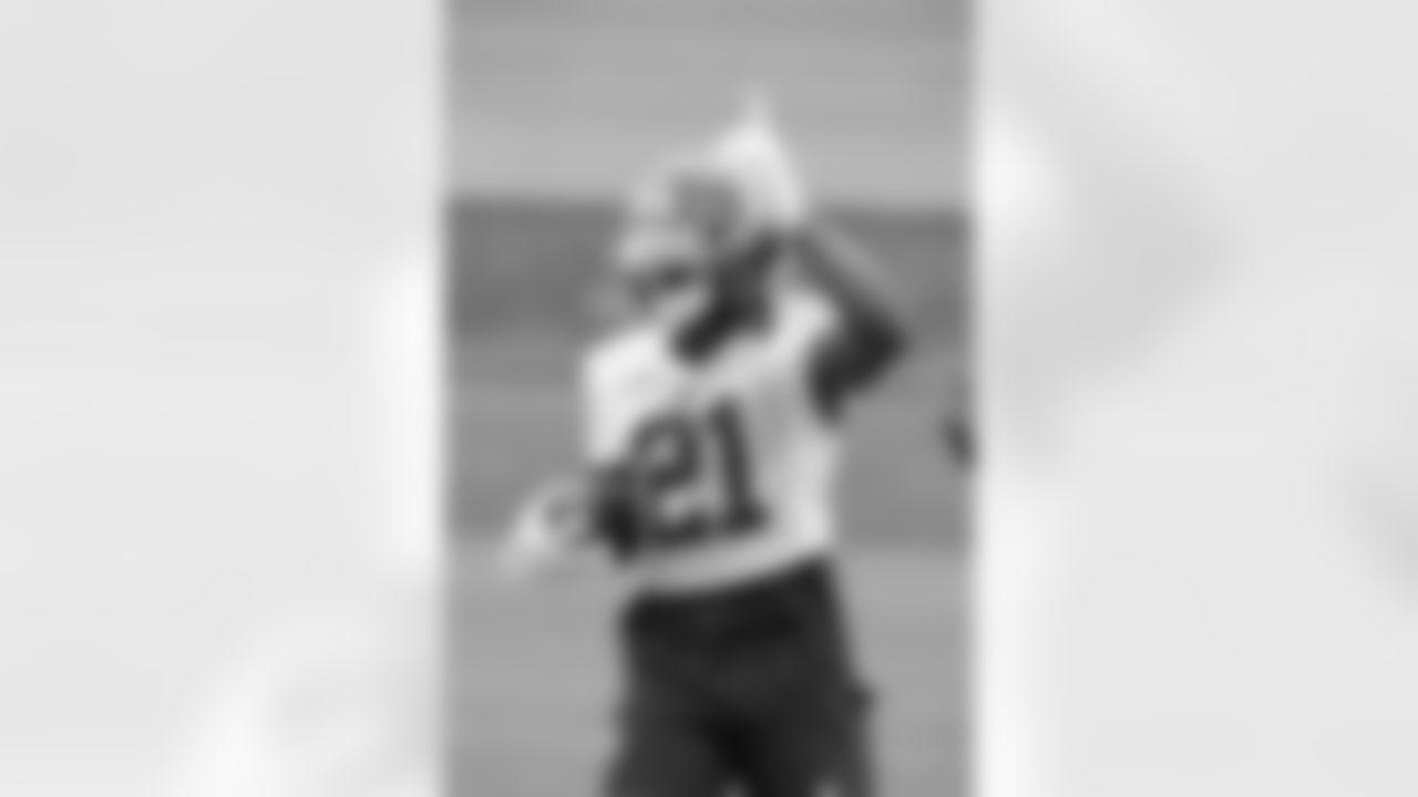 CB Paulson Adebo (21), interception