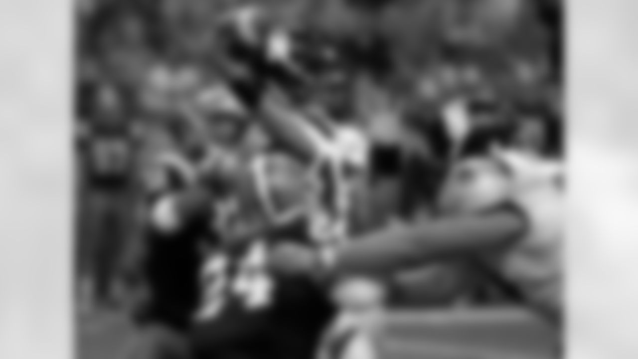 Northwestern quarterback Mike Kafka throws under pressure against Syracuse during the third quarter in an NCAA college football game in Syracuse, N.Y., Saturday, Sept. 19, 2009. (AP Photo/Kevin Rivoli)