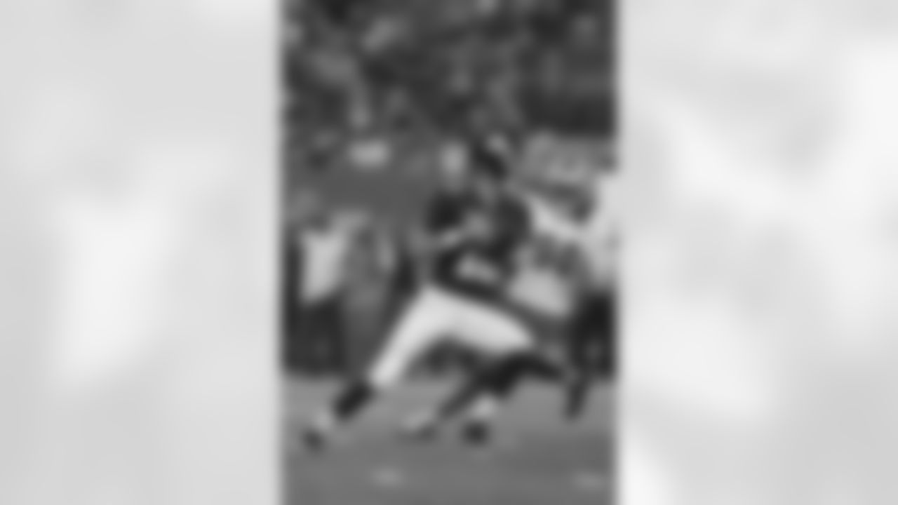 New York Giants quarterback Eli Manning (10) throws the ball during an NFL football game against the Detroit Lions on Monday, Sept. 18, 2017 in East Rutherford, N.J. Detroit won 24-10. (Aaron M. Sprecher via AP)