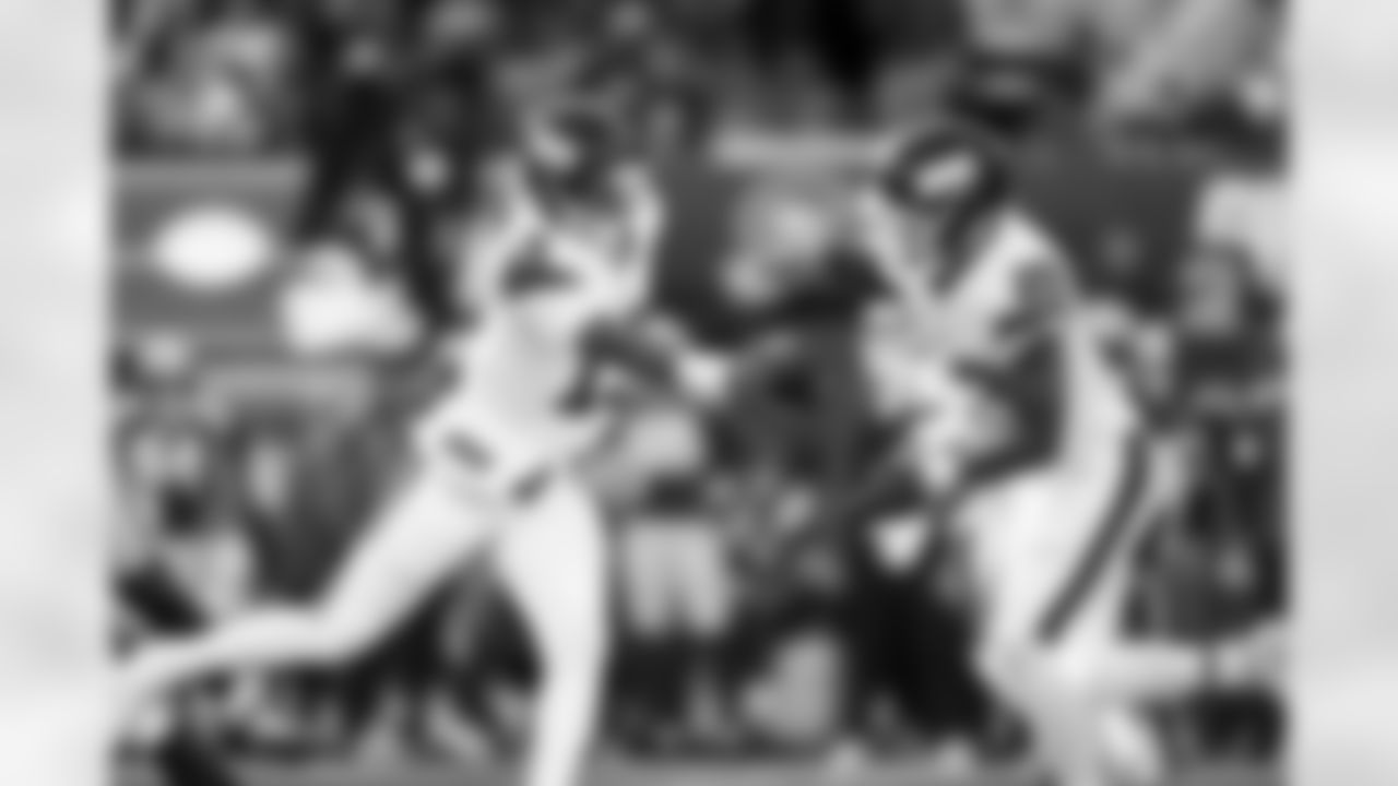 QB Jameis Winston (19), RB Tyrone Tracy Jr. (29)