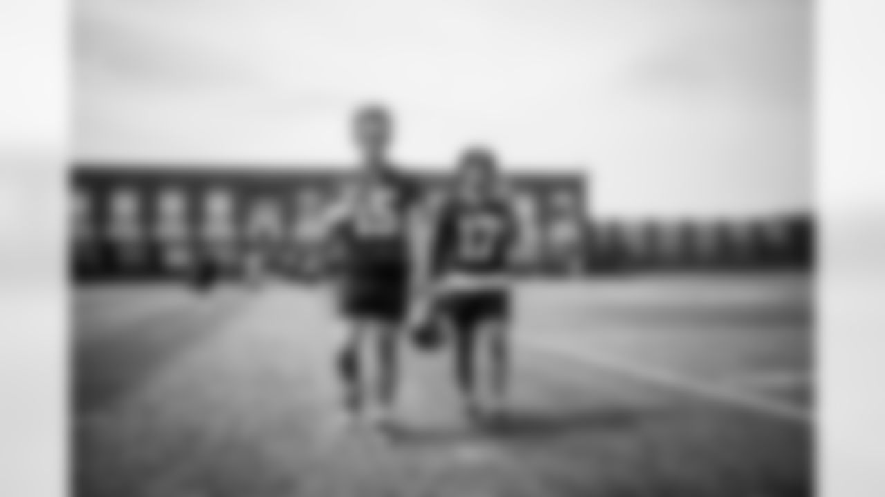 QB Tommy DeVito (15) and WR Wan'Dale Robinson (17)