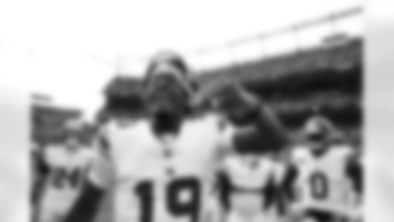 QB Jameis Winston (19)