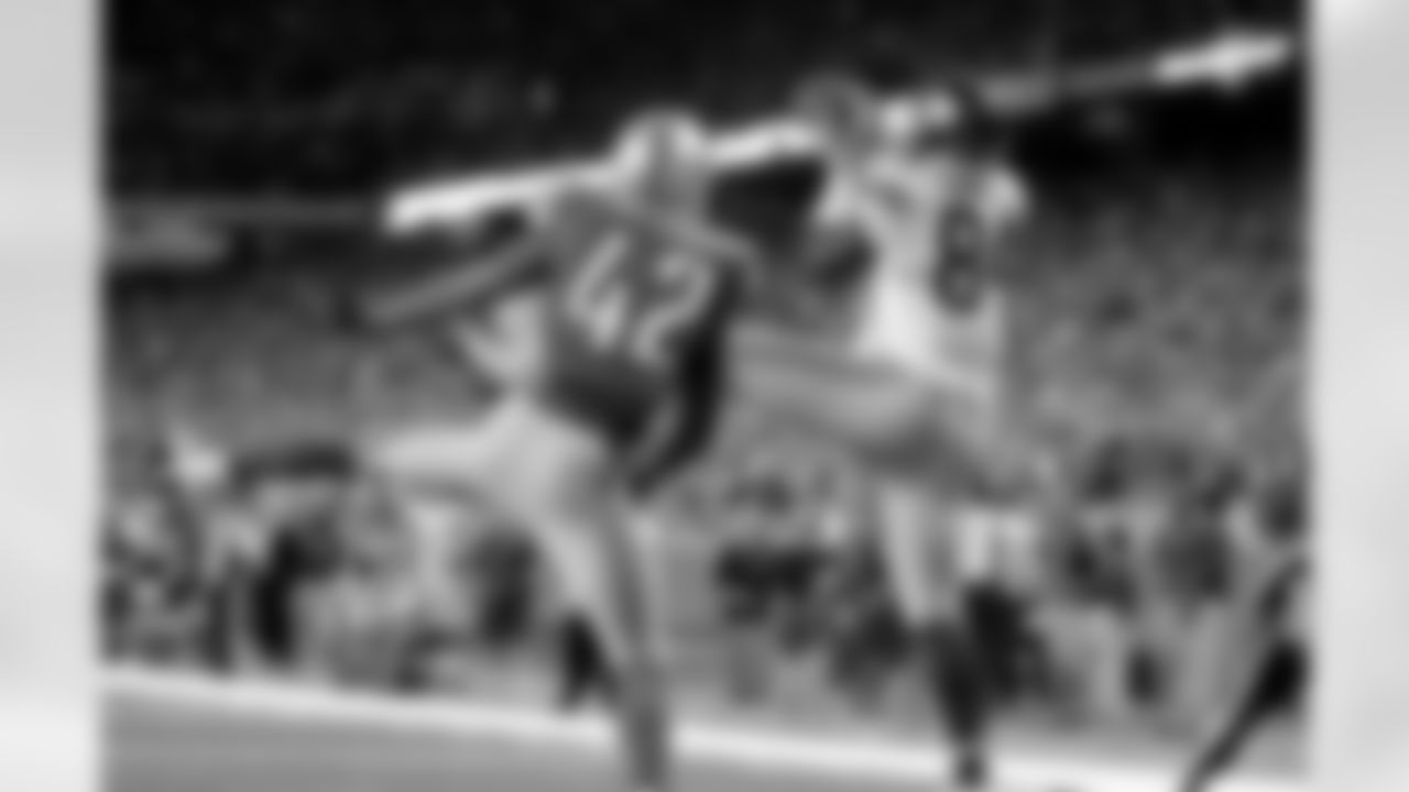 New York Giants tight end Larry Donnell (84), defended by Detroit Lions free safety Isa Abdul-Quddus (42) scores on a 1-yard reception during the second quarter of an NFL football game in Detroit, Monday, Sept. 8, 2014. (AP Photo/Duane Burleson)