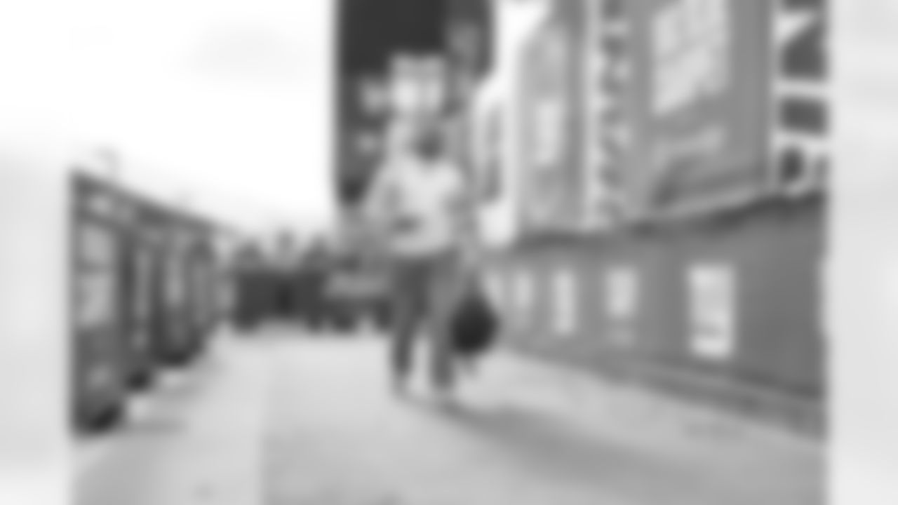 OL Aaron Stinnie (64)