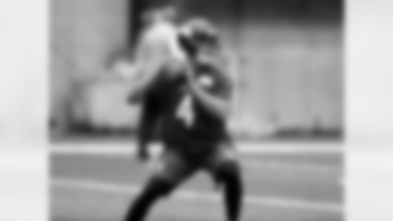 Minnesota Vikings quarterback Mike Kafka throws during the team's NFL football team's practice, Thursday, June 11, 2015, in Eden Prairie, Minn.  (AP Photo/Jim Mone)