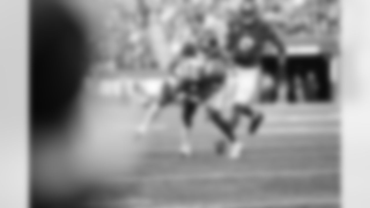 S Jevón Holland (8)