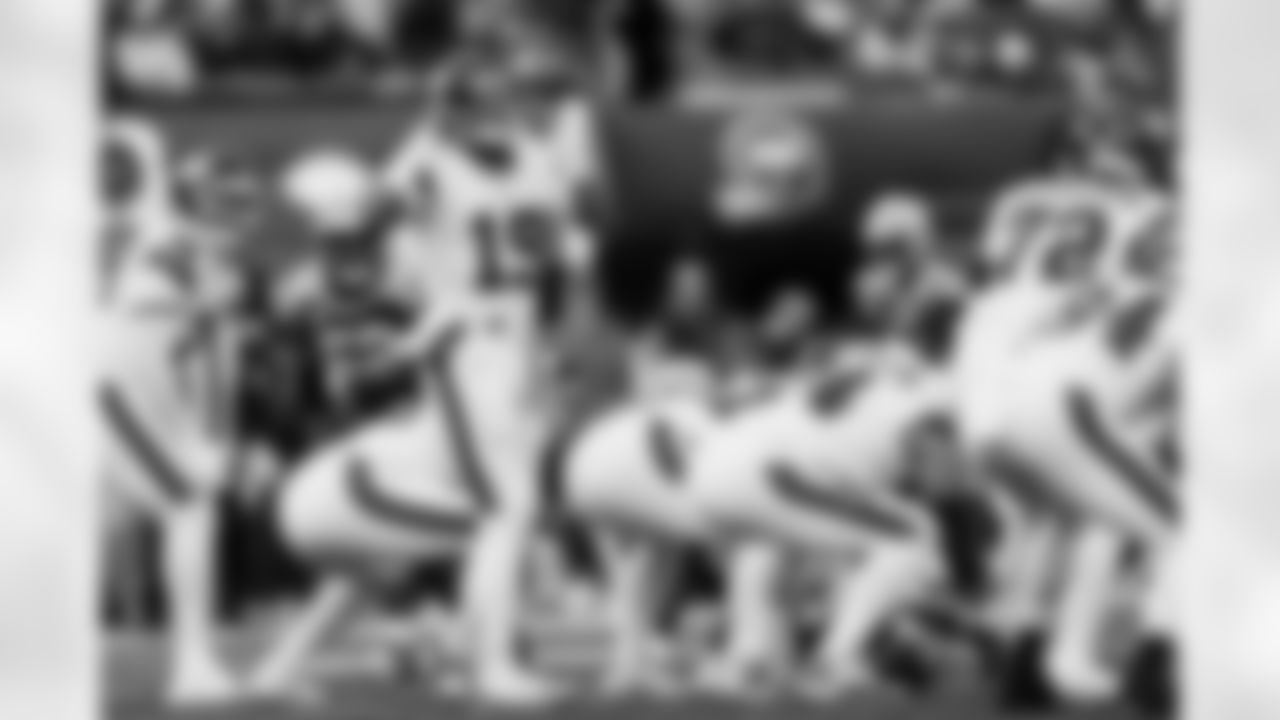 QB Jameis Winston (19)