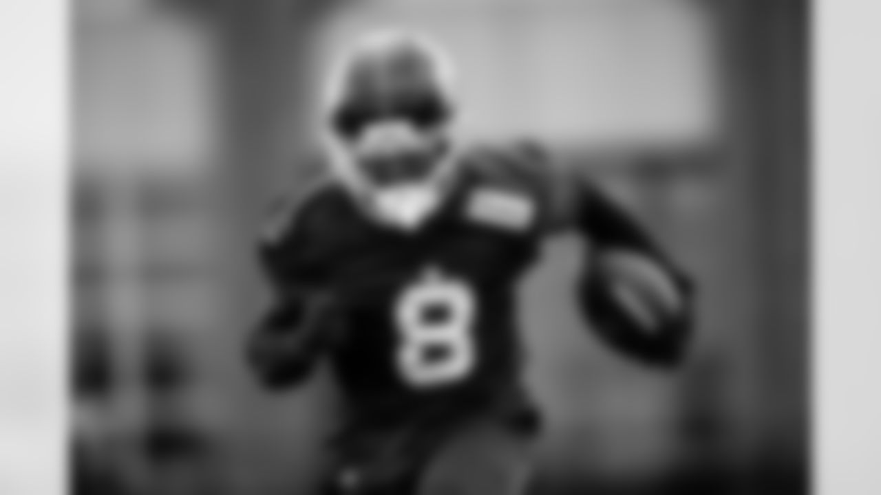 S Jevón Holland (8)