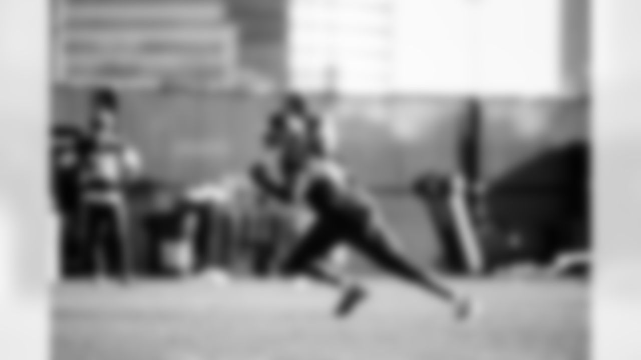 OLB Zaire Barnes (46)