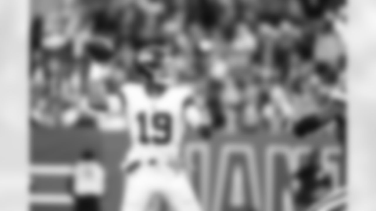 QB Jameis Winston (19)