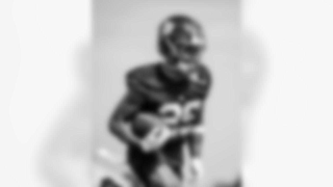 RB Tyrone Tracy Jr. (29)