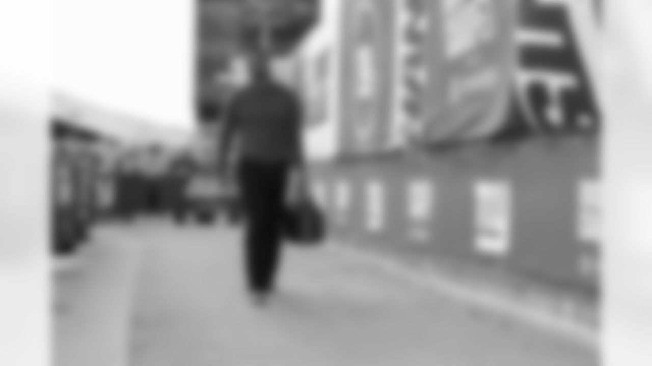 QB Jameis Winston (19)