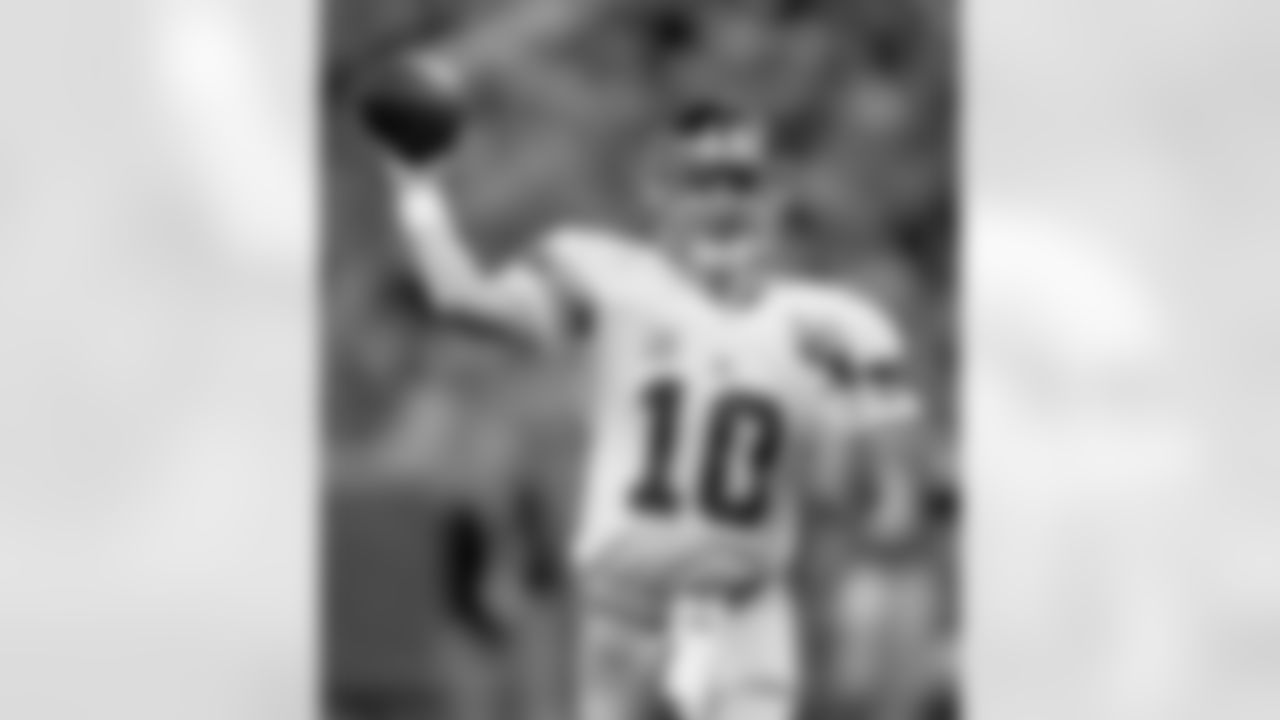 New York Giants quarterback Eli Manning throws against the Detroit Lions in the fourth quarter of an NFL football game in Detroit, Sunday, Nov. 18, 2007. New York won 16-10. (AP Photo/Paul Sancya)