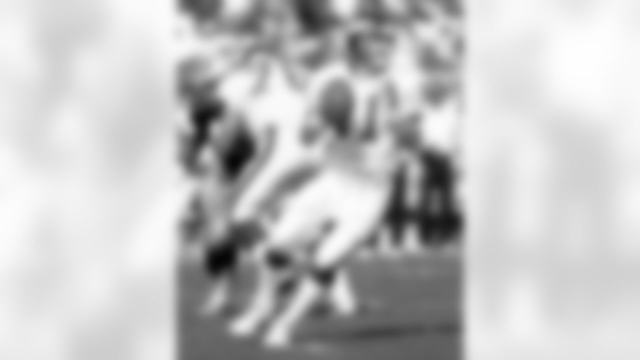 New York Giants quarterback Phil Simms (11) sets up to pass during an NFL game against the Los Angeles Raiders, Oct. 4, 1992. (AP Photo/NFL Photos/Kevin Terrell)