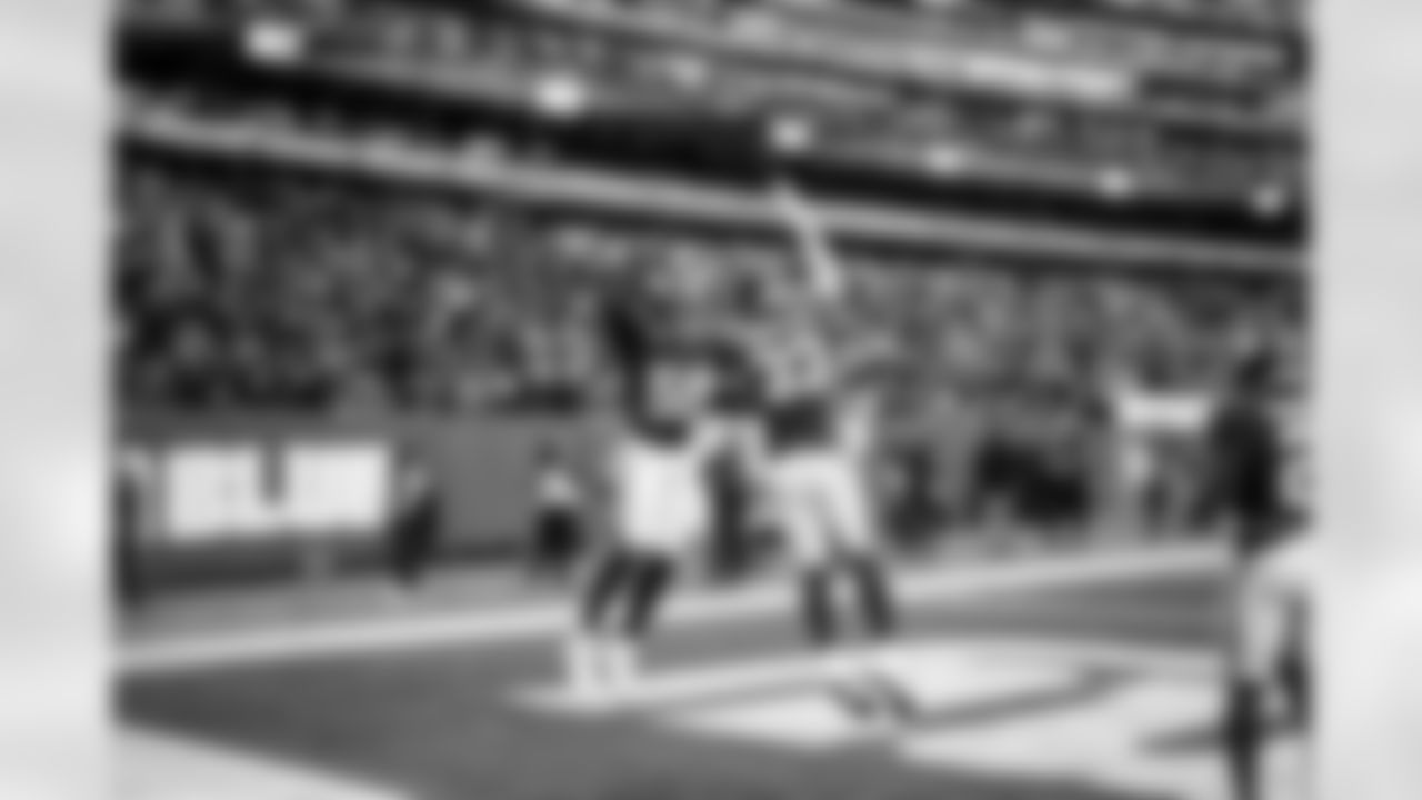 ILB Bobby Okereke (58), LB Demetrius Flannigan-Fowles (33)