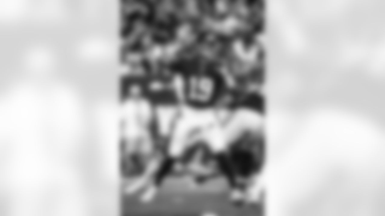 QB Jameis Winston (19)