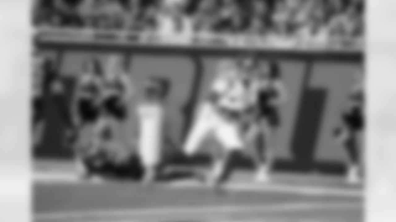 QB Jameis Winston (19)