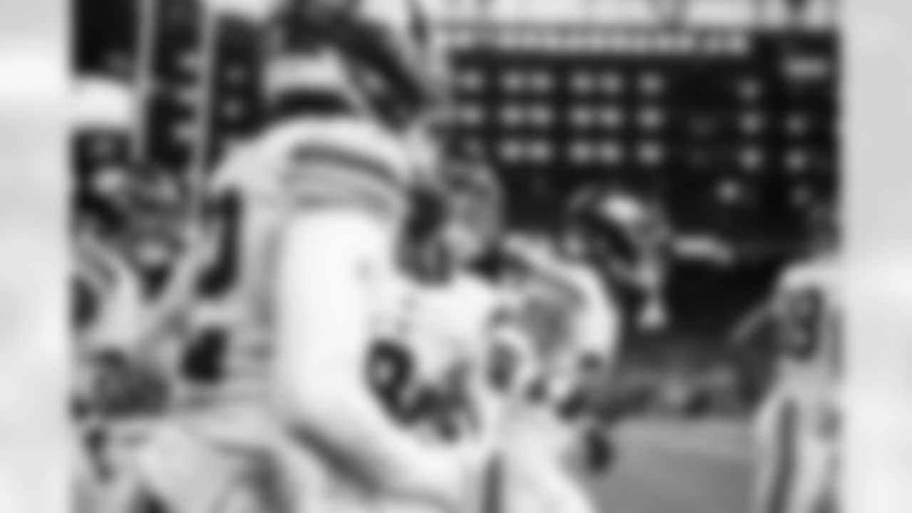 S Jevón Holland (8)