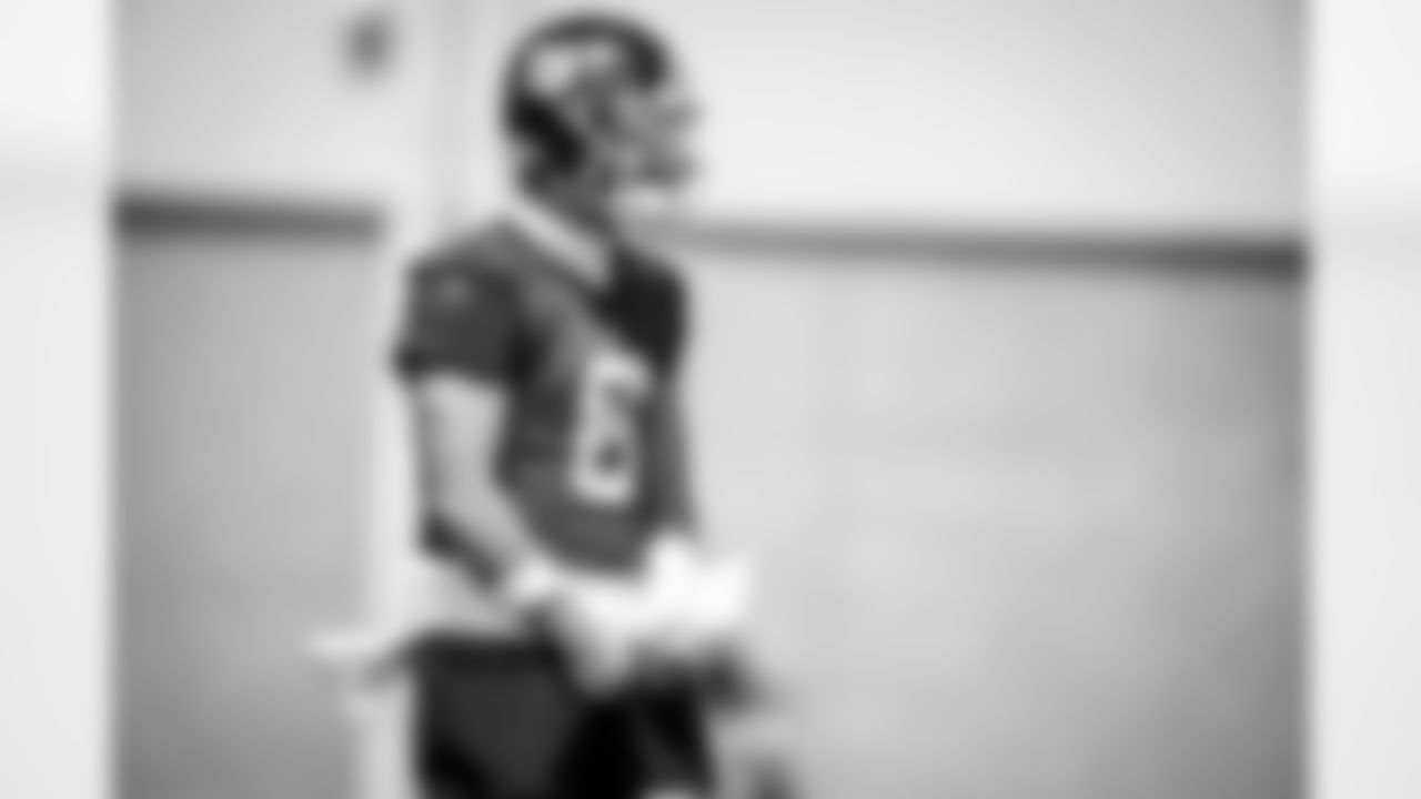 QB Jaxson Dart (6)