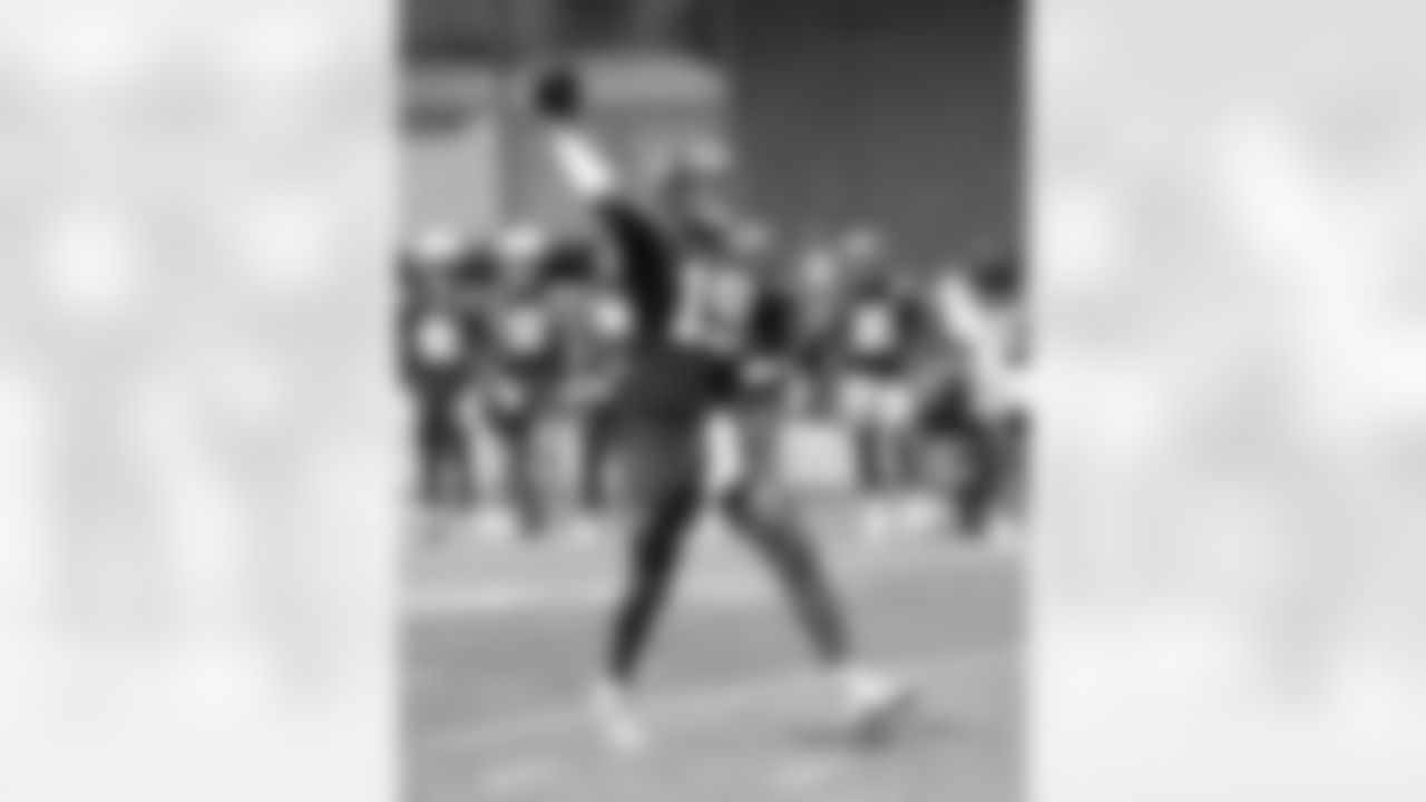 QB Jameis Winston (19)