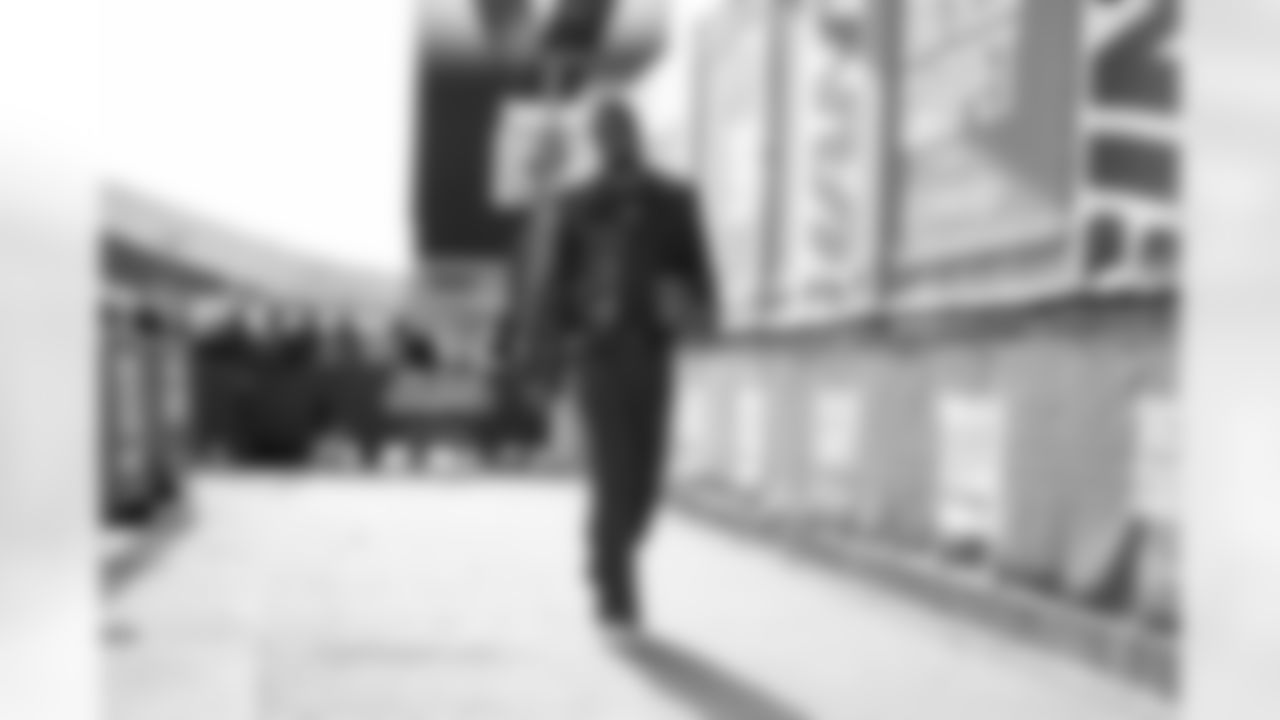 QB Jameis Winston (19)