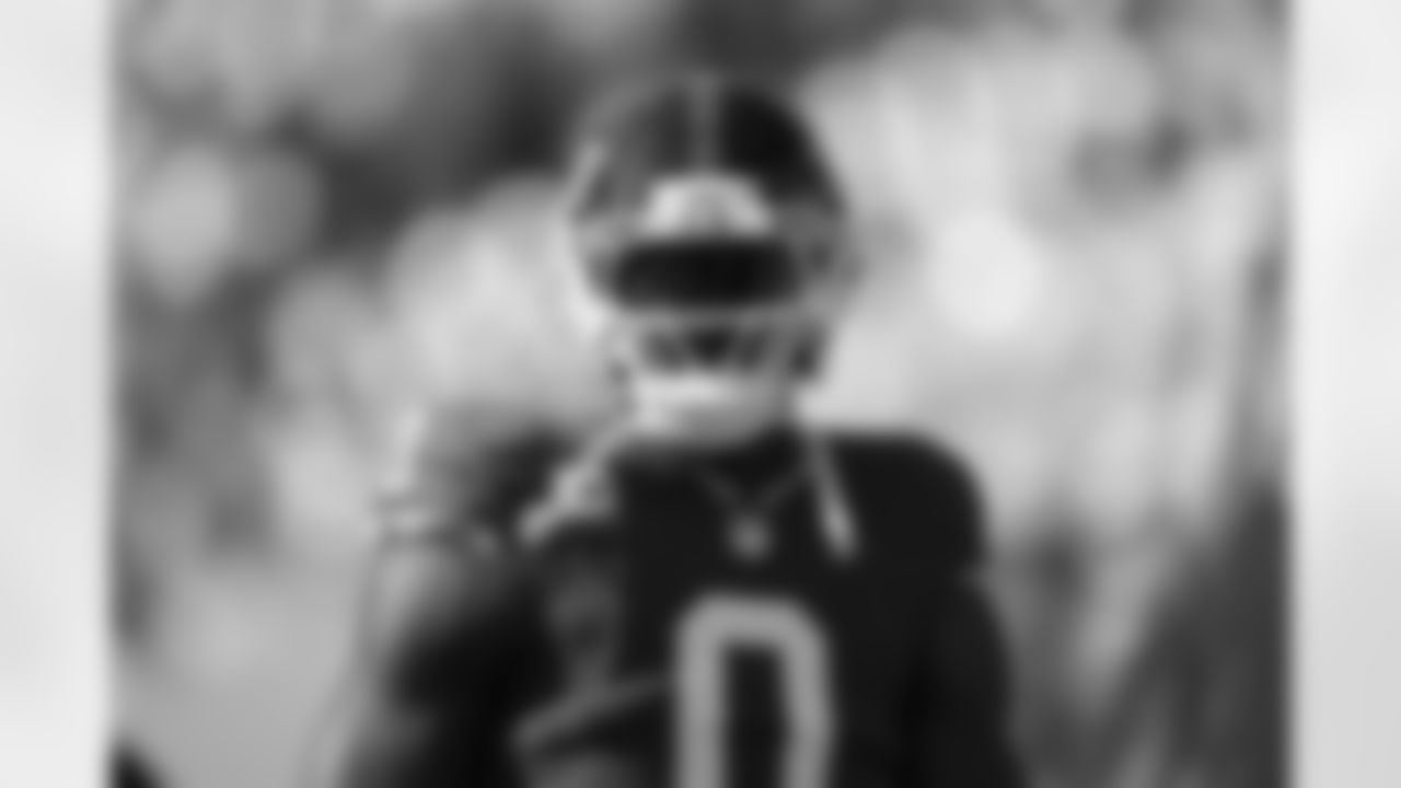 New York Giants linebacker Brian Burns (0) warms up before an NFL football game against the San Francisco 49ers, Sunday, Nov.. 2, 2025, in East Rutherford, NJ. (AP Photo/Peter Joneleit)