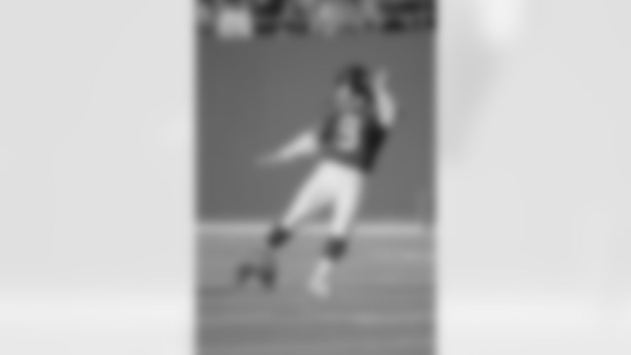 New York Giants kicker Matt Bahr prepares to kick off during the Giants' game against the Detroit Lions on Nov. 18, 1991. (AP Photo/Mark Lennihan)