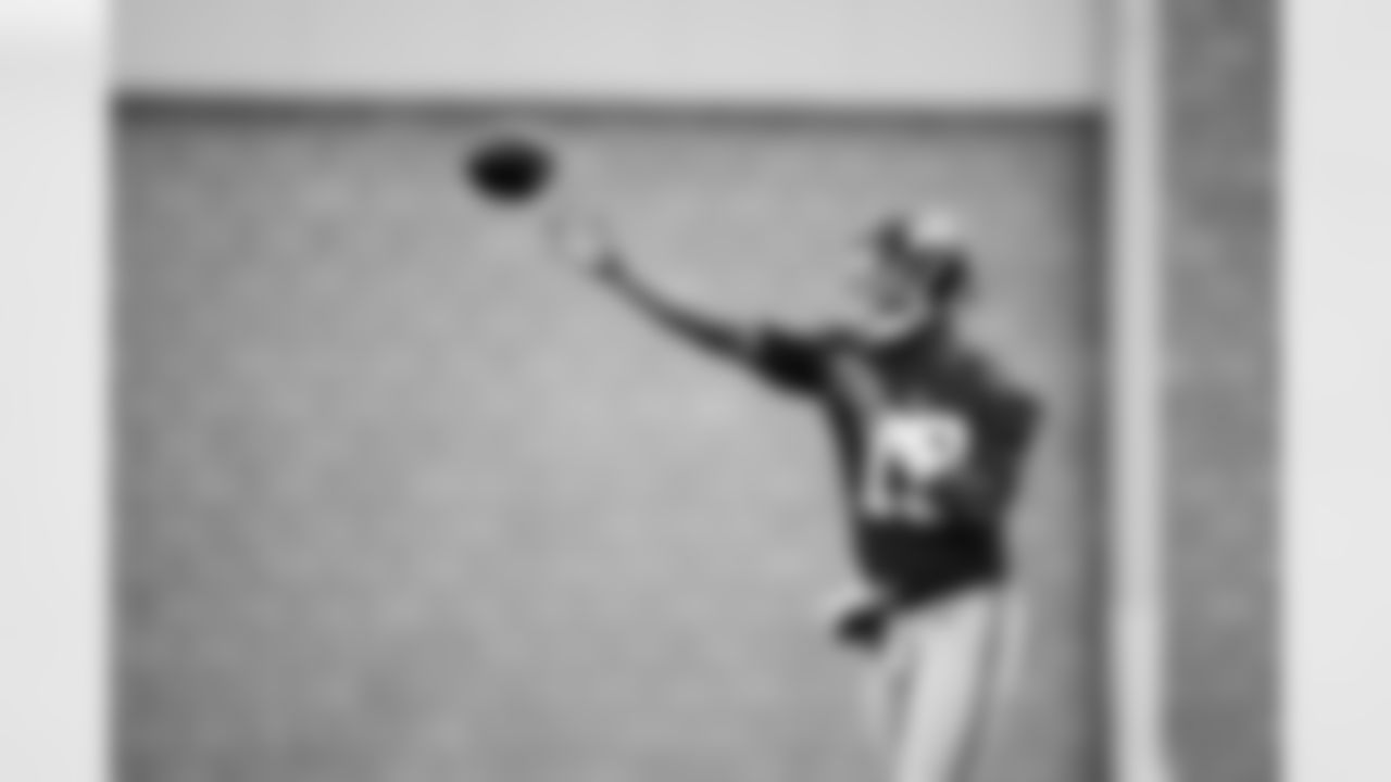 QB Jameis Winston (19)