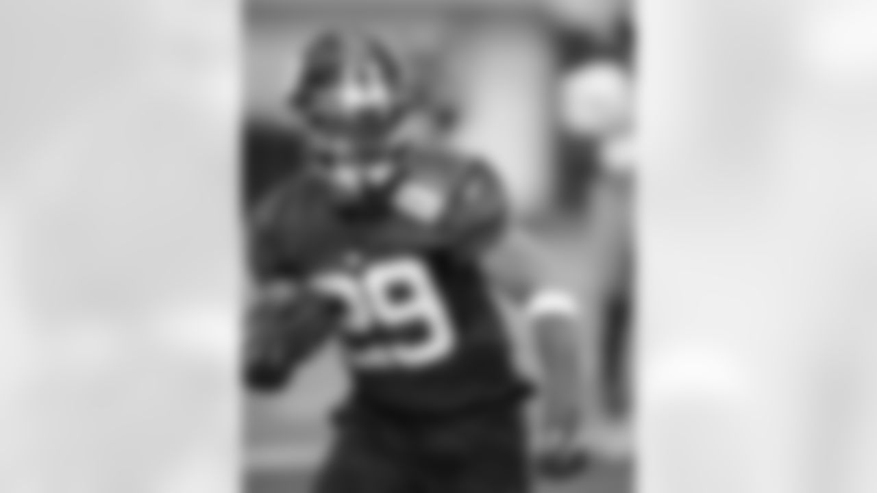 RB Tyrone Tracy Jr. (29)