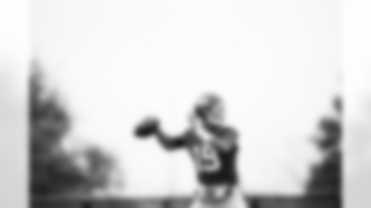 QB Jameis Winston (19)