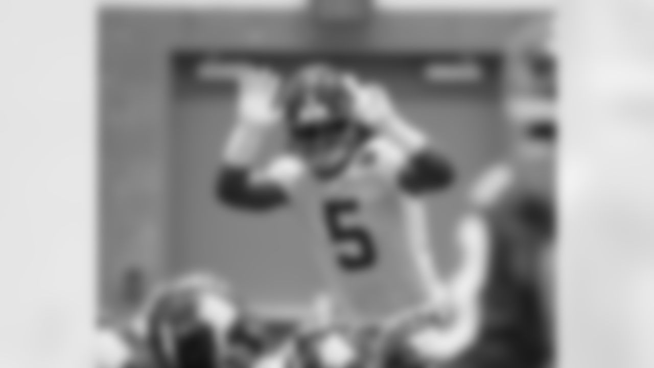 OLB Kayvon Thibodeaux (5)