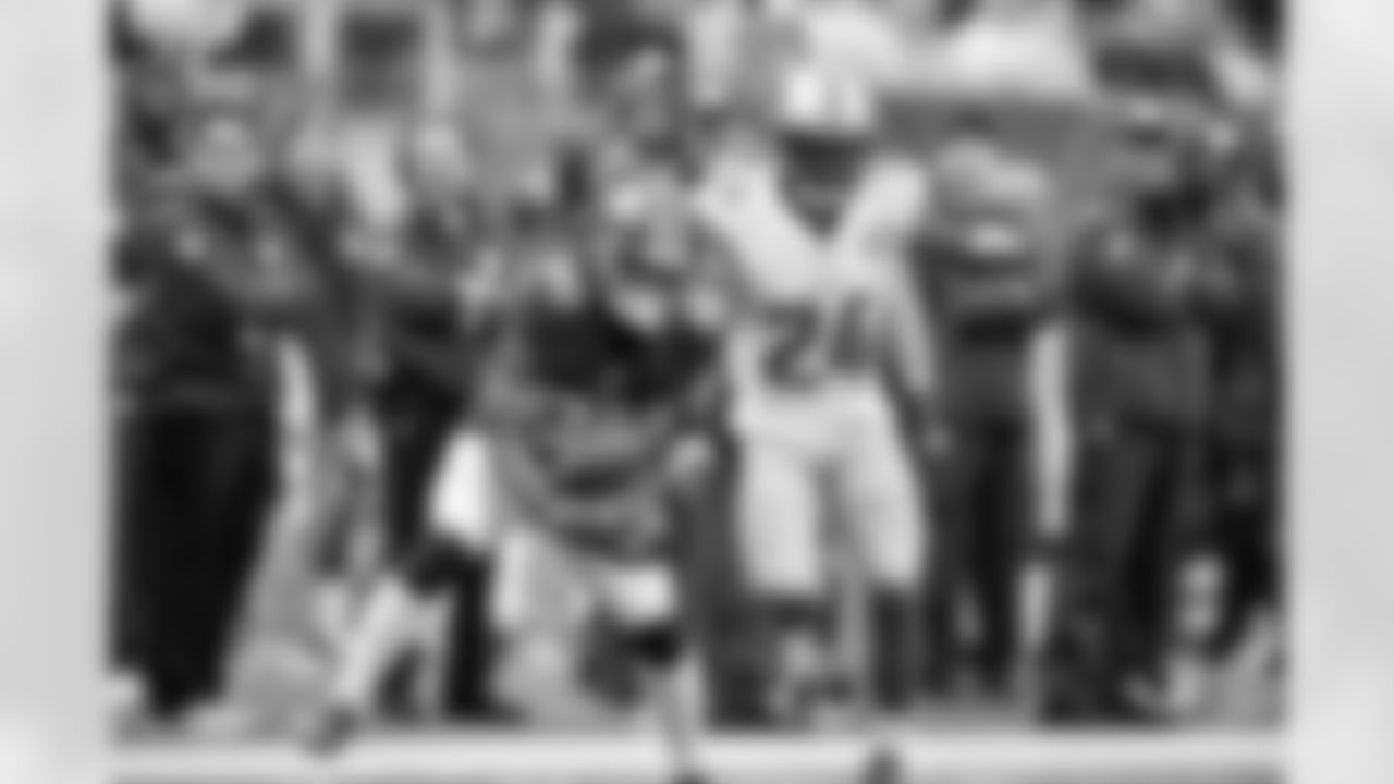 New York Giants wide receiver Victor Cruz (80) makes a catch while being covered by Detroit Lions cornerback Nevin Lawson (24) during a week 15 NFL football game on December 18, 2016 in East Rutherford, NJ. (Evan Pinkus via AP)